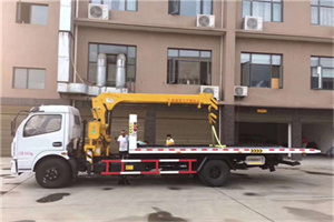 平原附近汽车轮胎更换